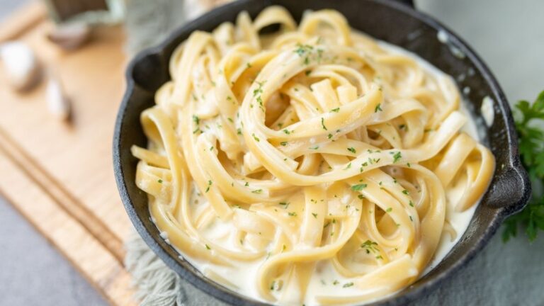 Macarrão ao molho Alfredo de Camarão