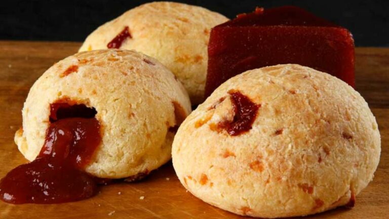 Pão de Queijo Recheado com Goiabada