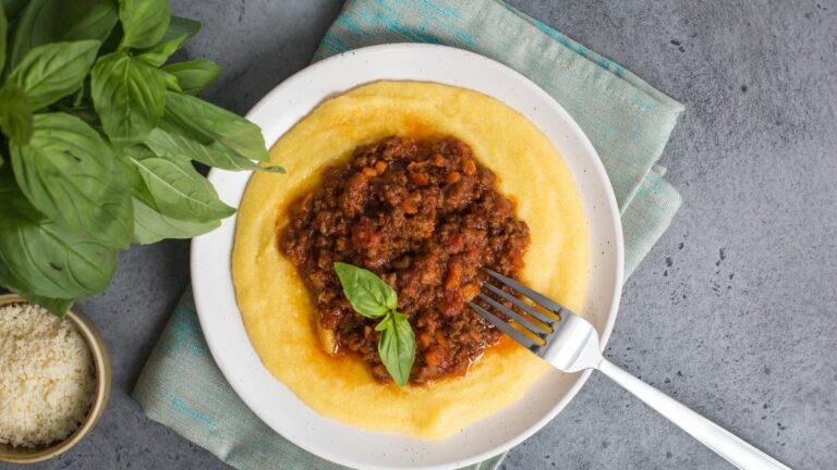 Ragu de carne moída com polenta