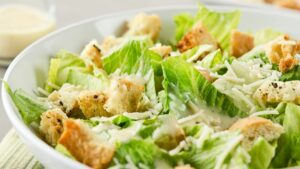 salada Caesar de restaurante