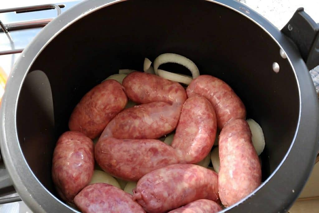 linguiça assada com cebola na panela de pressão