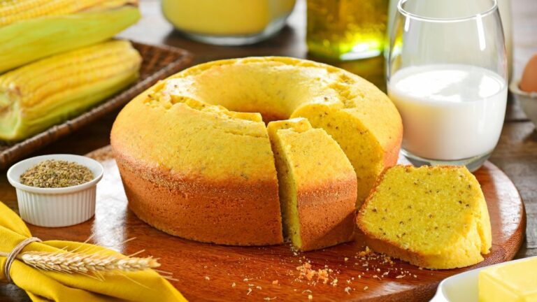 Bolo de milho cremoso feito com milho em conserva: a receita mais popular na festa do milho