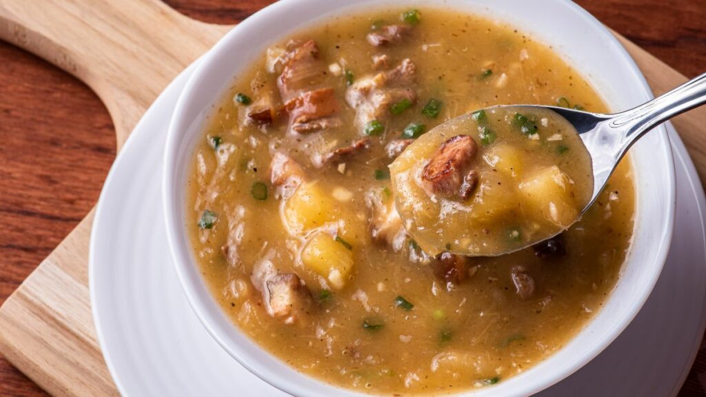 Caldo de mandioca com bacon